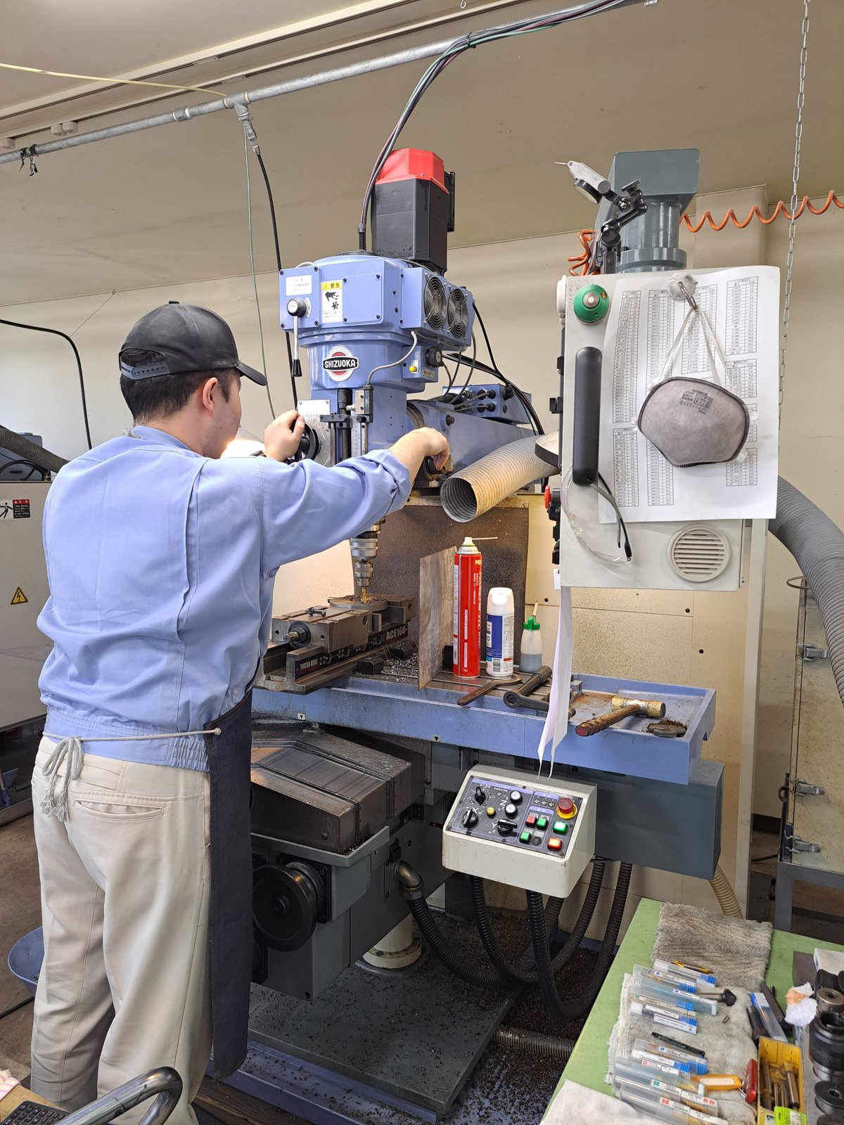 フライス盤で金型の部品を加工する上田エンジニアリングの作業者
